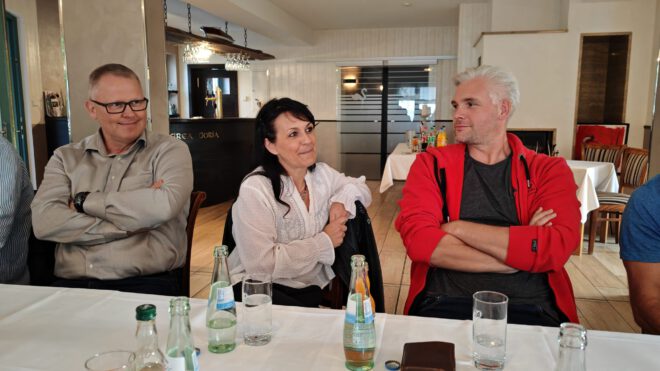 Ilka Lenke im Gespräch im Gasthof Milow Amtsdirektorin Ilka Lenke zwischen zwei Teilnehmern beim Gesprächsabend der Wirtschaftsjunioren Havelland im Gasthof Milow.
