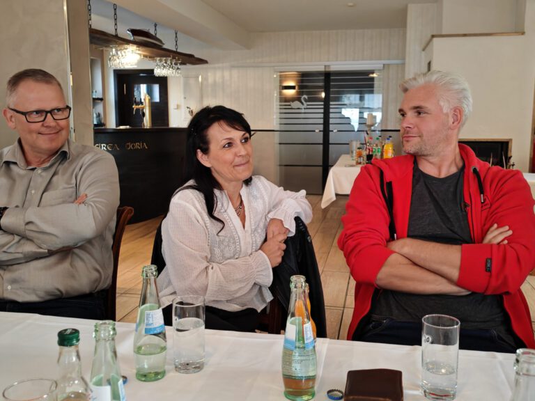 Amtsdirektorin Ilka Lenke zwischen zwei Teilnehmern beim Gesprächsabend der Wirtschaftsjunioren Havelland im Gasthof Milow.