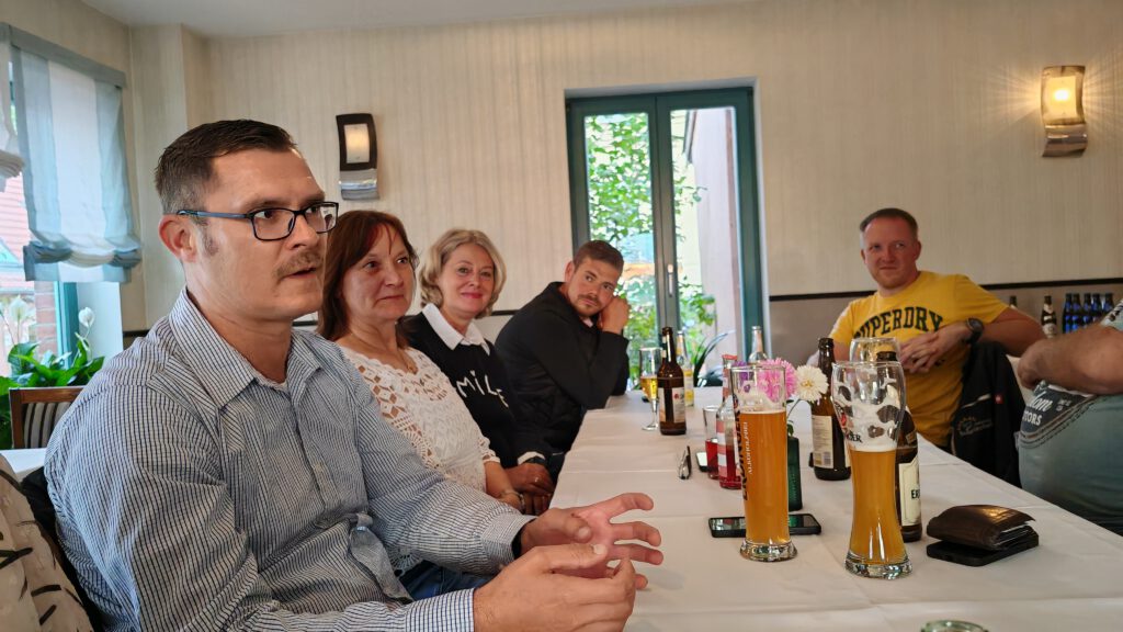 Teilnehmerinnen und Teilnehmer im Austausch bei „Auf ein Wort mit Ilka Lenke“ im Gasthof Milow.