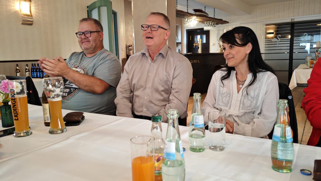 Ilka Lenke lächelt beim Gesprächsabend der WJ Havelland im Gasthof Milow, neben ihr applaudiert ein Teilnehmer.
