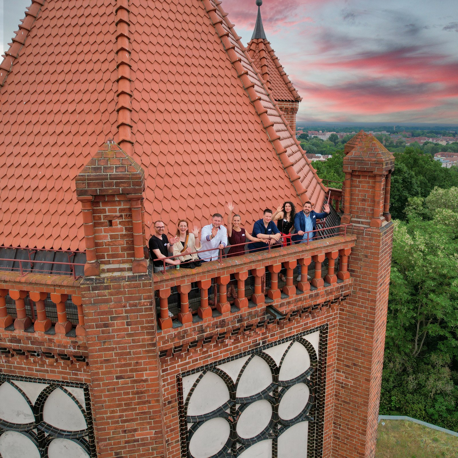 Wirtschaftstreff auf dem Balkon des Bismarckturms Teilnehmende des Rathenower Wirtschaftstreffs winken vom Balkon des Bismarckturms in die Kamera.
