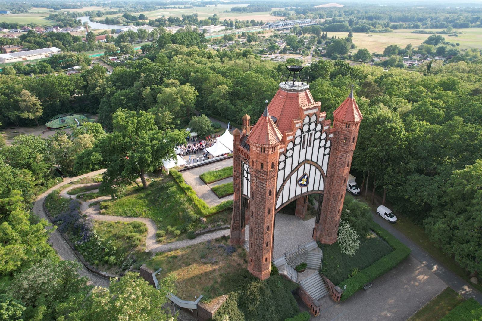 Bismarckturm und Havellandschaft in Rathenow Luftaufnahme des Bismarckturms in Rathenow, umgeben von Bäumen, mit Havel und Feldern im Hintergrund.