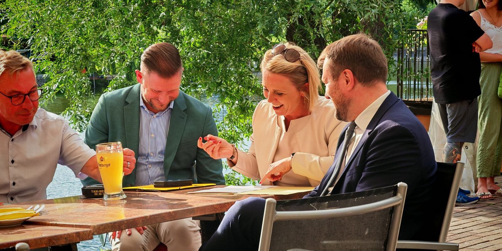 Auf ein Wort mit Daniel Keller im Juli 2025 Gespräch am Tisch auf einer Terrasse bei „Auf ein Wort mit Daniel Keller“ der Wirtschaftsjunioren Havelland am 30. Juli 2025.