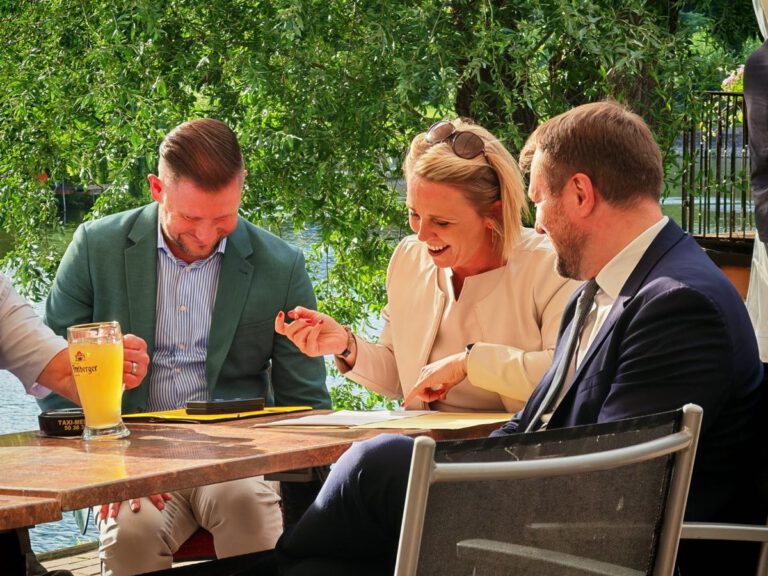 Gespräch am Tisch auf einer Terrasse bei „Auf ein Wort mit Daniel Keller“ der Wirtschaftsjunioren Havelland am 30. Juli 2025.