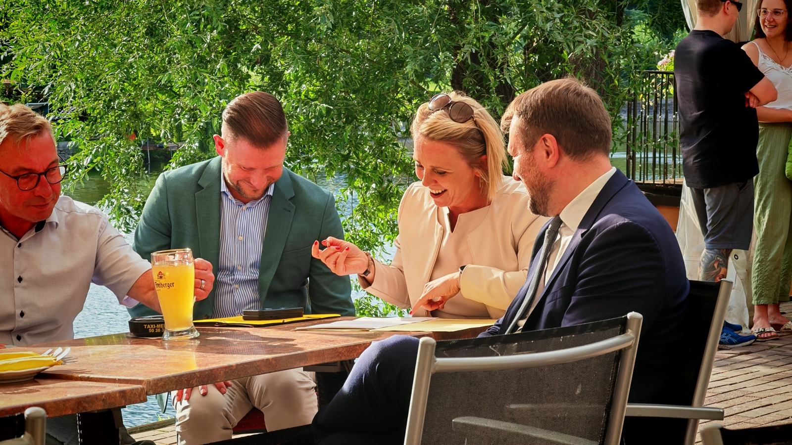 Auf ein Wort mit Daniel Keller im Juli 2025 Gespräch am Tisch auf einer Terrasse bei „Auf ein Wort mit Daniel Keller“ der Wirtschaftsjunioren Havelland am 30. Juli 2025.