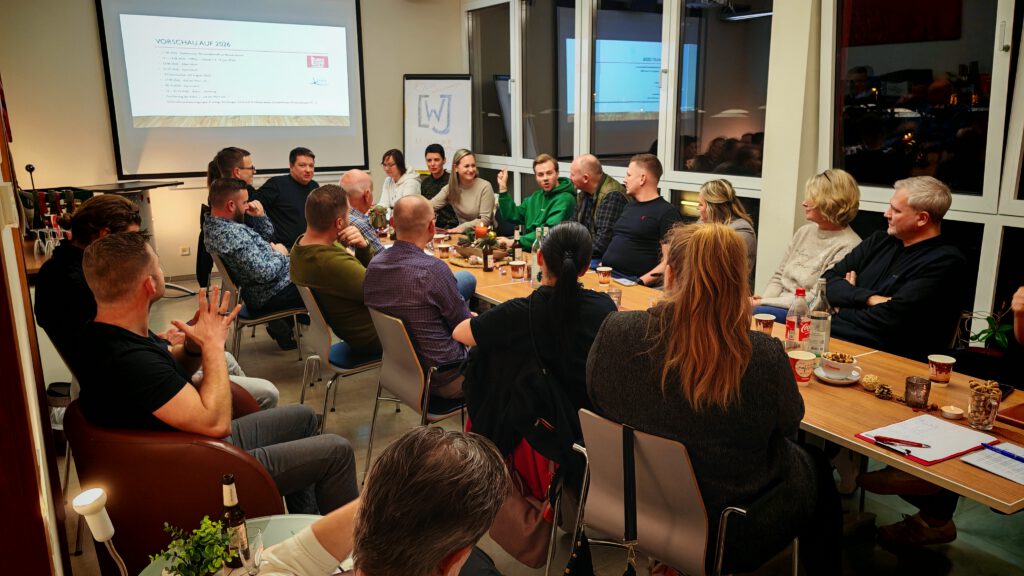 Mitglieder der Wirtschaftsjunioren Havelland sitzen bei der Mitgliederversammlung 2025 im Backhaus Thonke an einer langen Tafel.